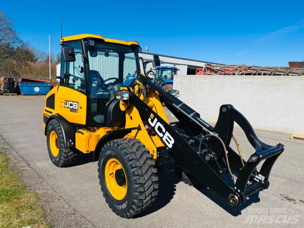 JCB 407 Večnamenski nakladalci
