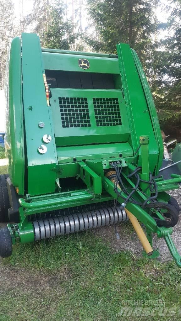 John Deere 854 Balirke (okrogle bale)