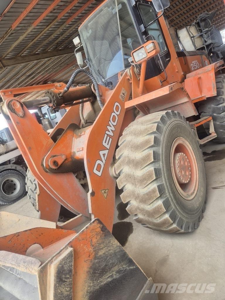 Daewoo Mega 250 Kolesni nakladalci