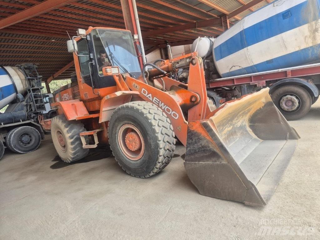 Daewoo Mega 250 Kolesni nakladalci