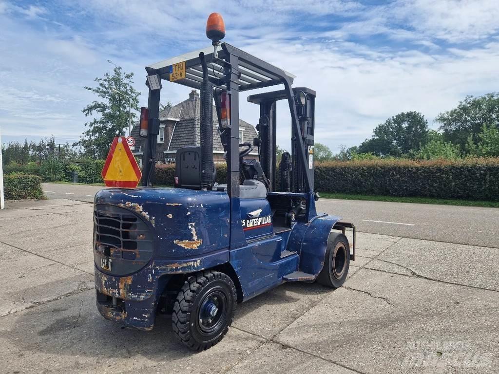 CAT DP25K Dizelski viličarji