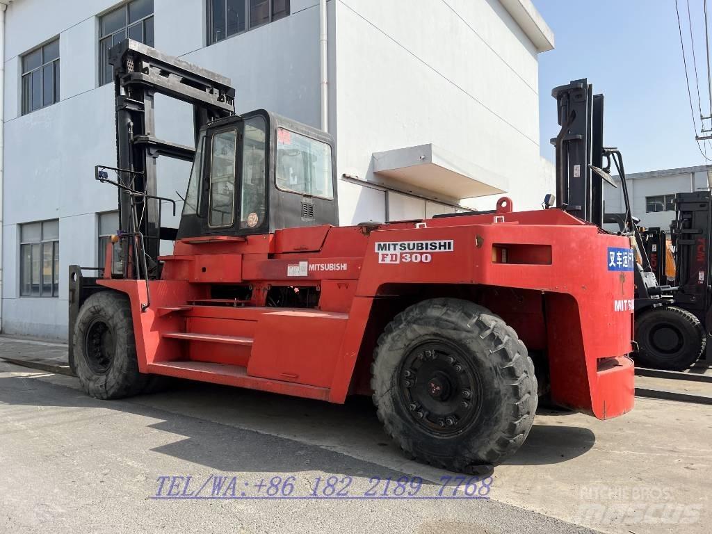 Mitsubishi FD300 Teleskopski viličarji