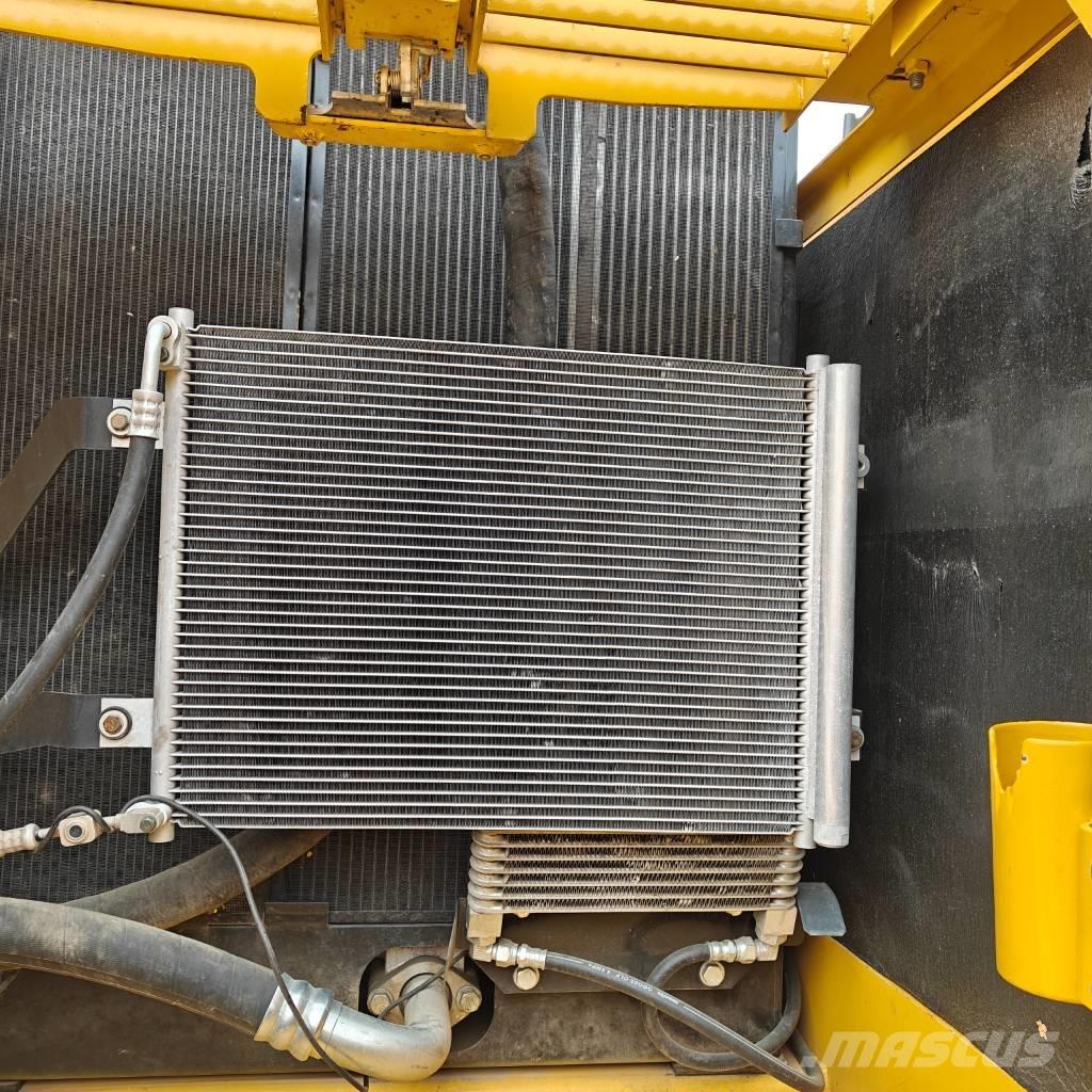 Komatsu 220-8 Bagri goseničarji