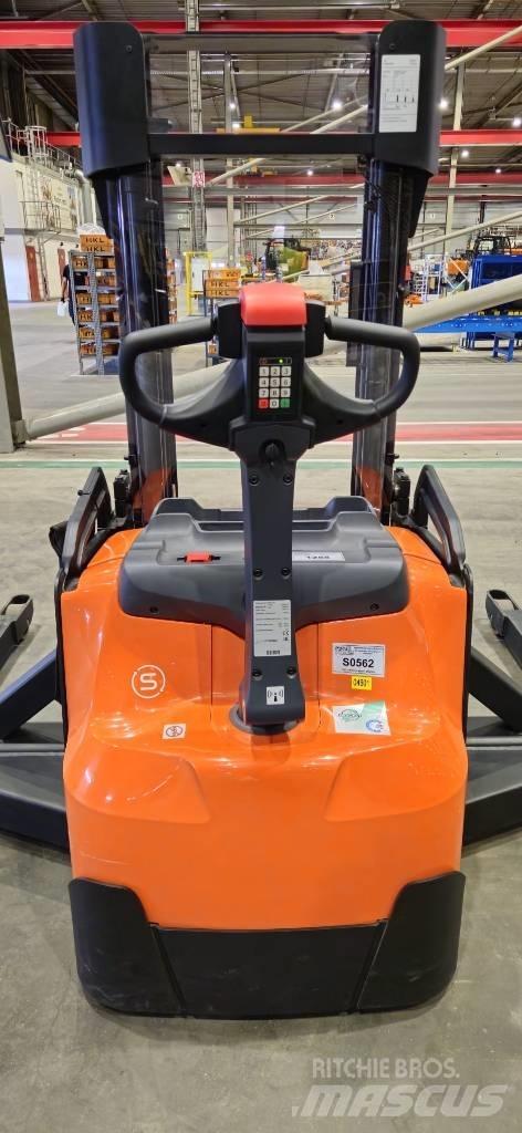 Toyota SWE140S Ročni električni viličar