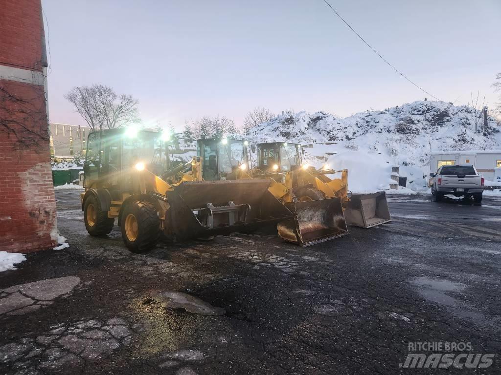 CAT 908m Kolesni nakladalci