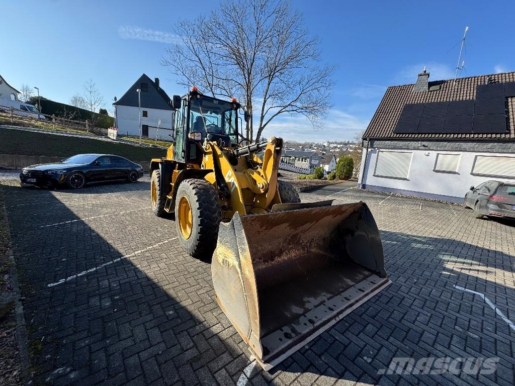 CAT 910M Kolesni nakladalci
