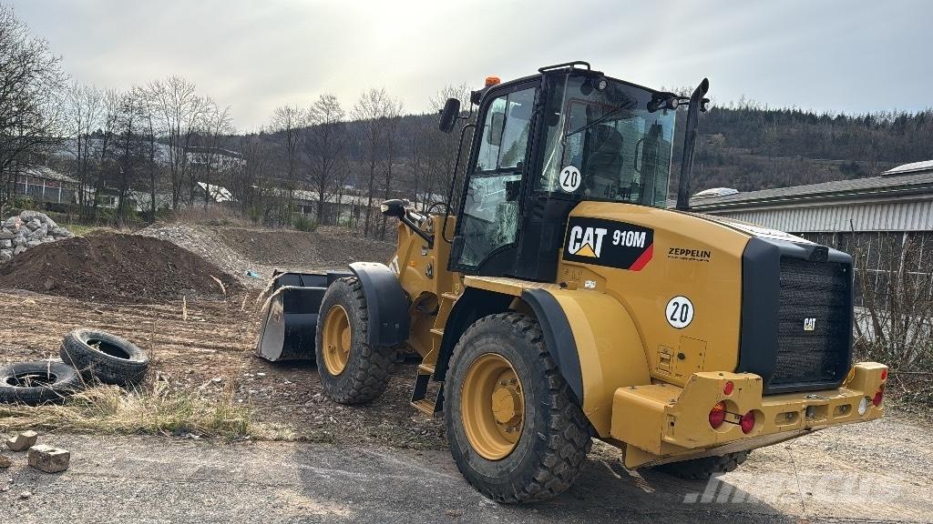 CAT 910M Kolesni nakladalci