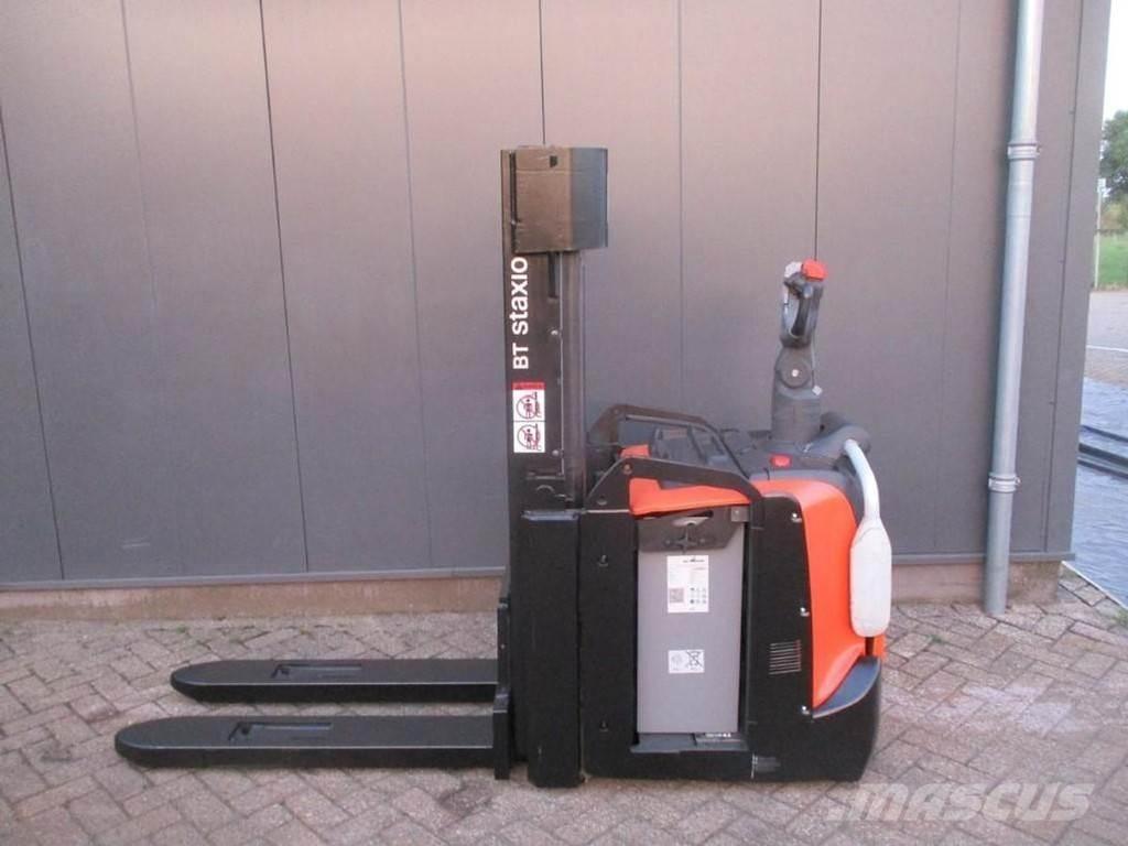 Toyota SPE200D Električni nizko dvižni viličar s stojiščem