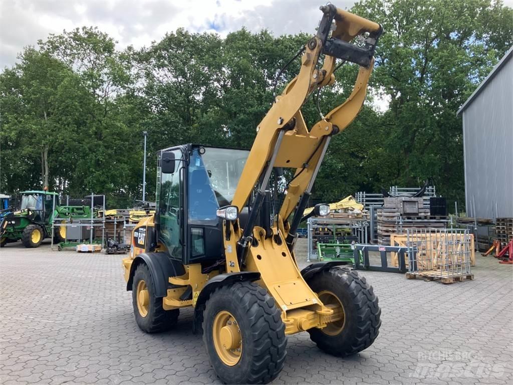 CAT 907 Kolesni nakladalci