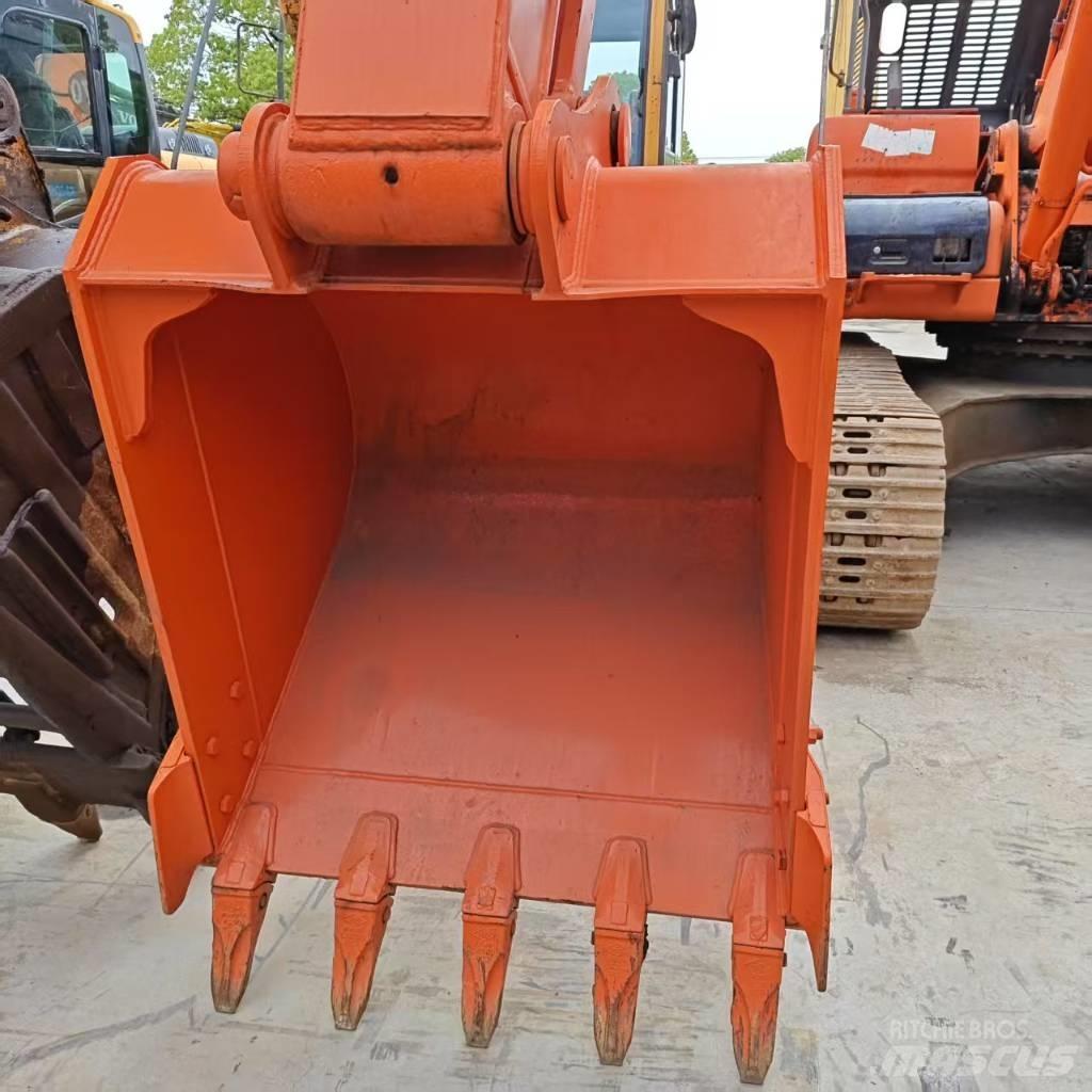 Hitachi ZX 210 Bagri goseničarji