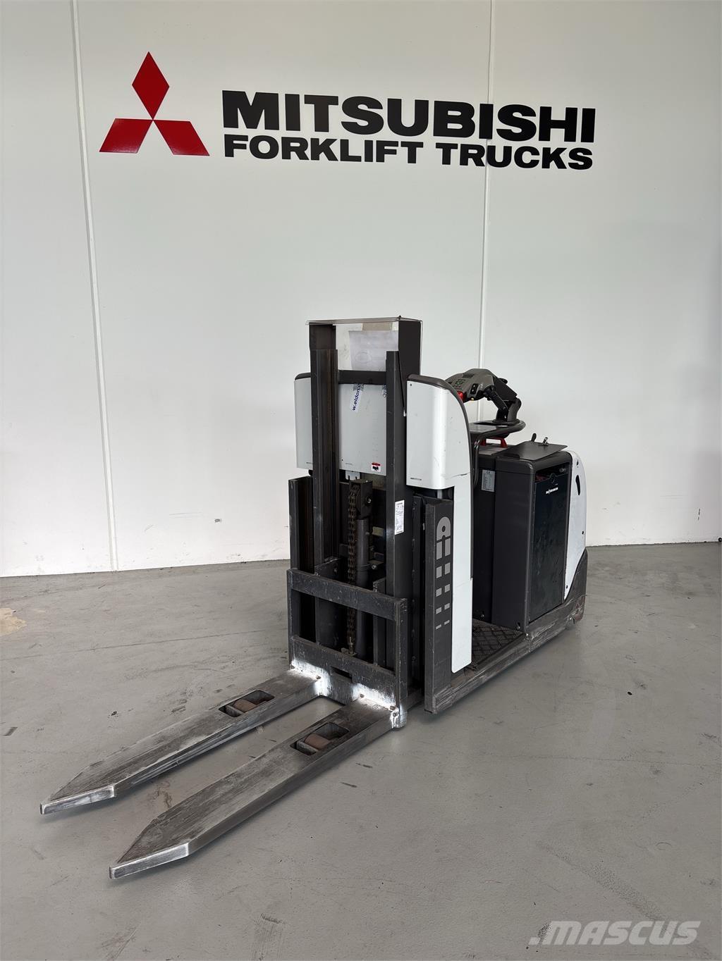 Atlet PPC120 Nizko dvižni komisionirni viličar