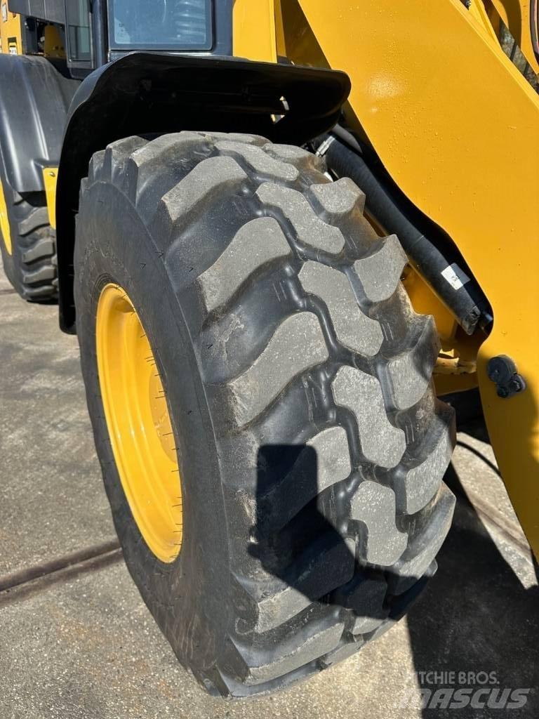 CAT 908 Kolesni nakladalci