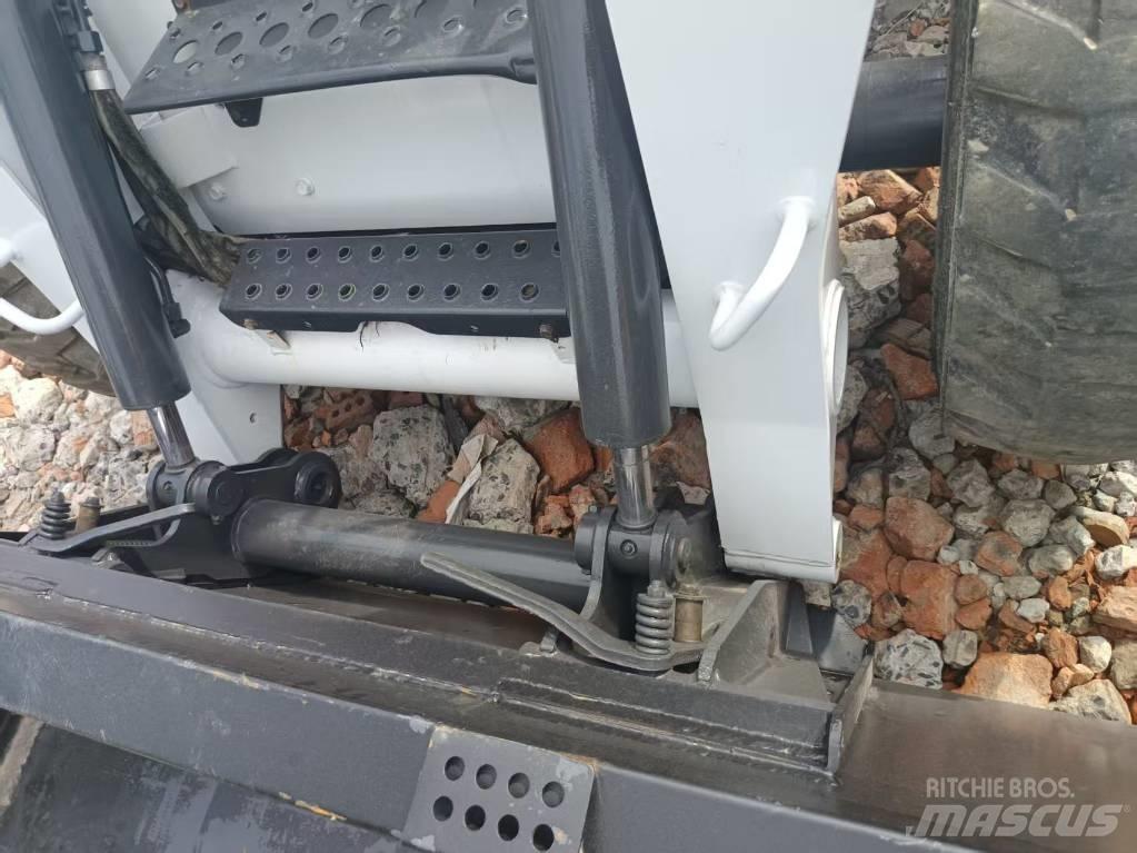 Bobcat S 220 Skid steer mini nakladalci