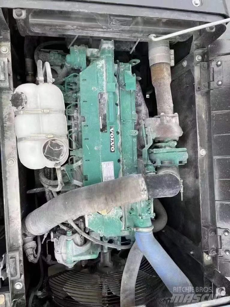Volvo EC240 Bagri goseničarji