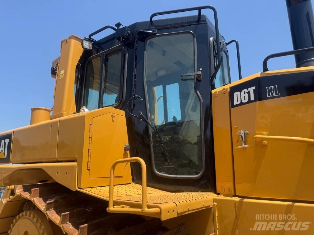 CAT D 6 T XL Buldožerji goseničarji