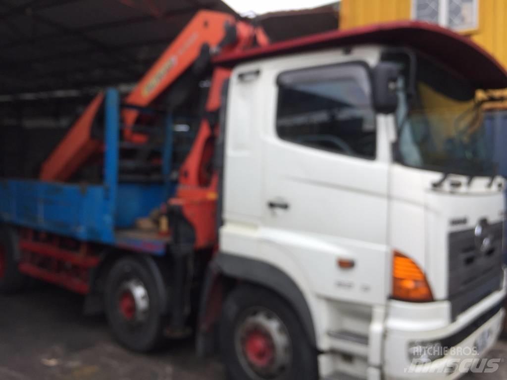 Hino 700 FY Tovornjaki z žerjavom