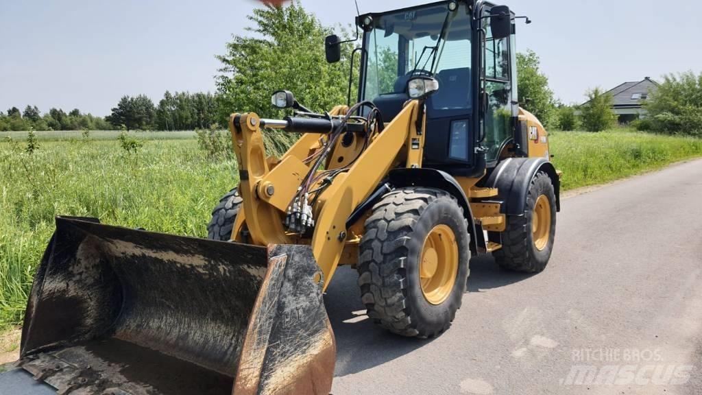 CAT 908M Kolesni nakladalci