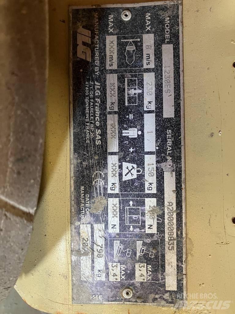 JLG 1230 ES Vertikalna dvigala