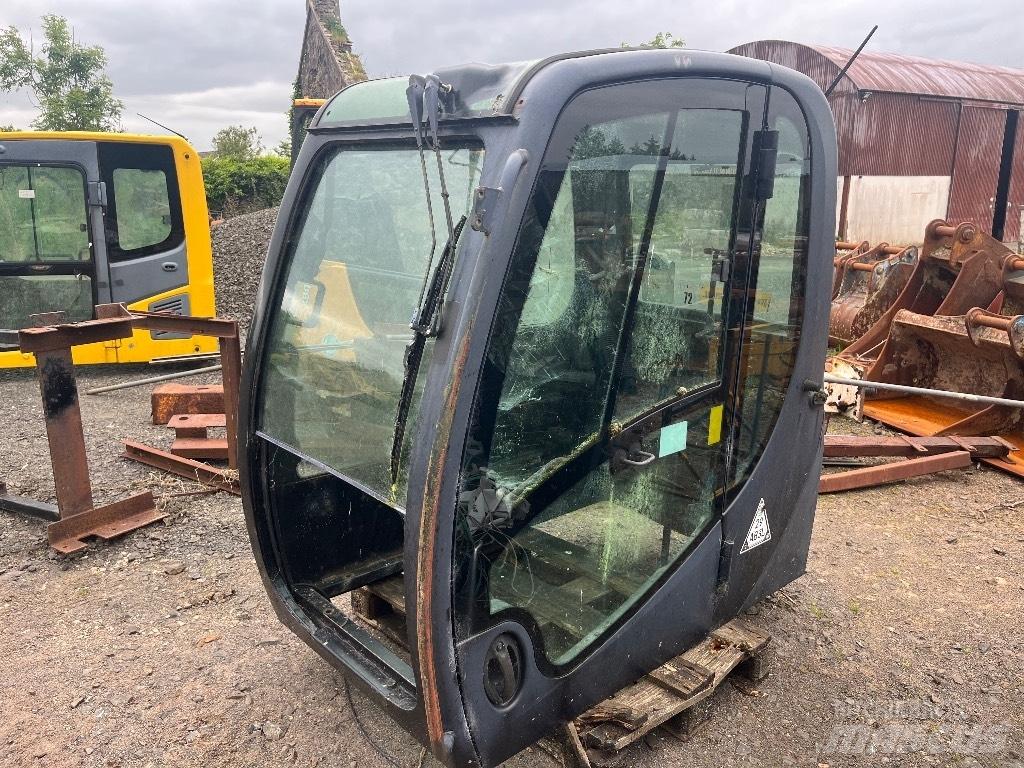 JCB JS220 Cabin / Cab Bagri goseničarji