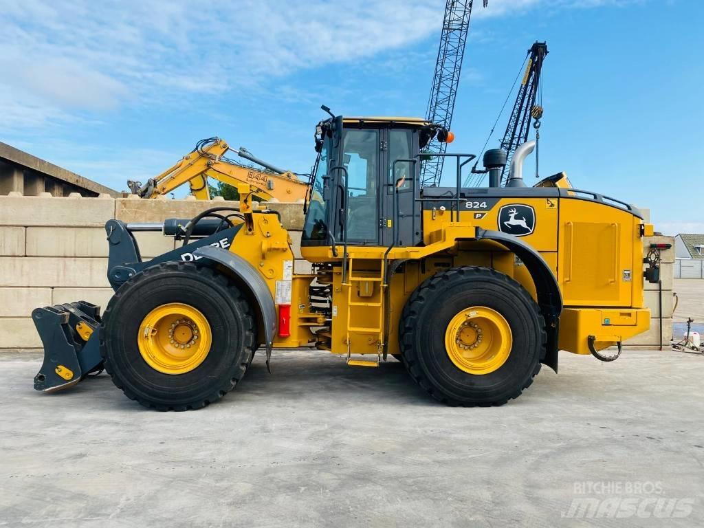 John Deere 824p Kolesni nakladalci