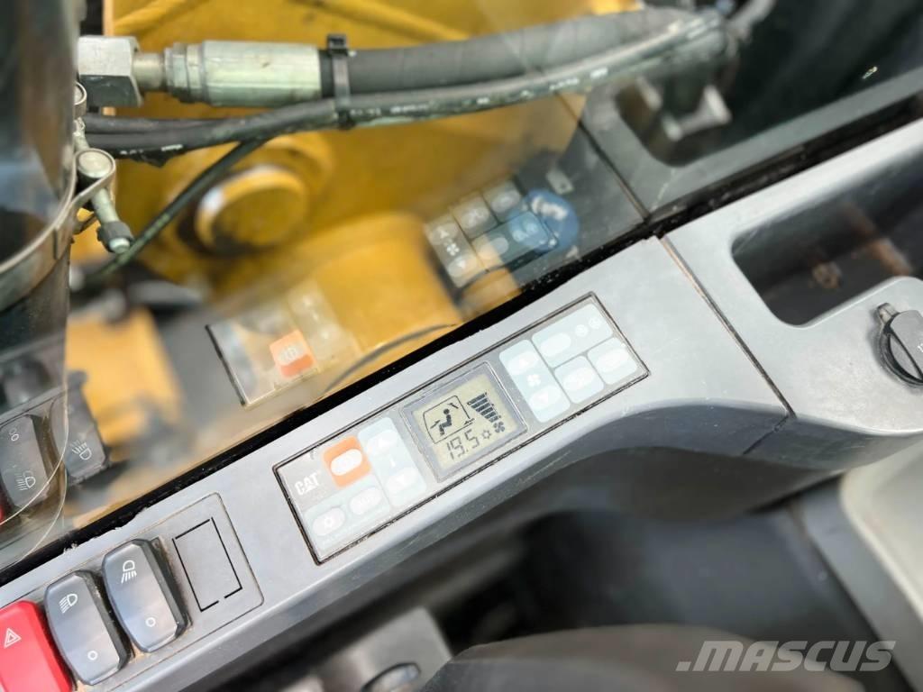 CAT M318F Bagri na kolesih