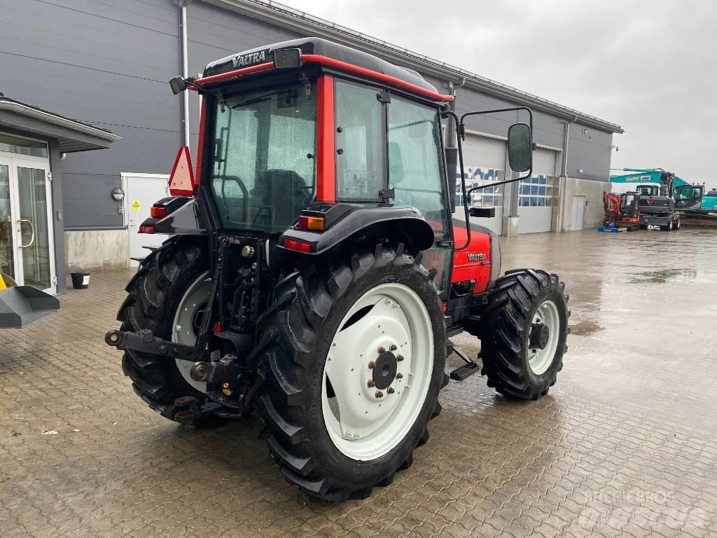Valtra 700-4 Traktorji
