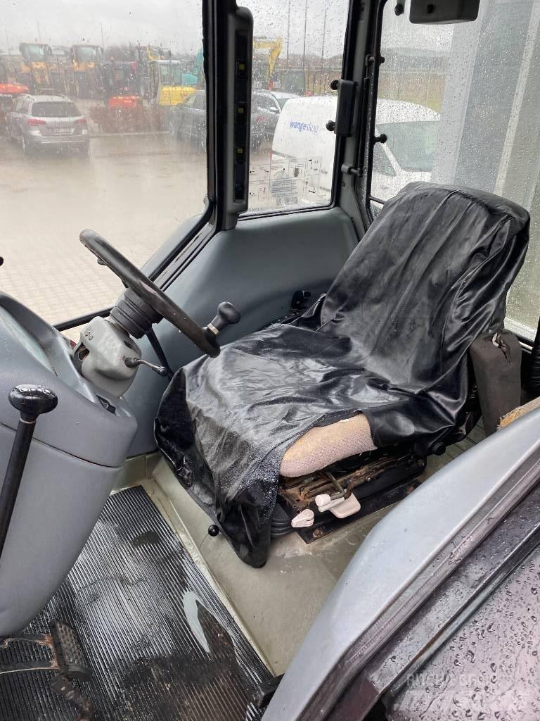 Valtra 700-4 Traktorji