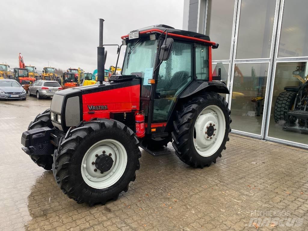 Valtra 700-4 Traktorji