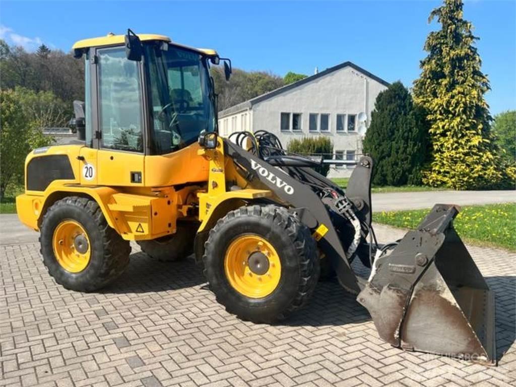 Volvo L30G Kolesni nakladalci