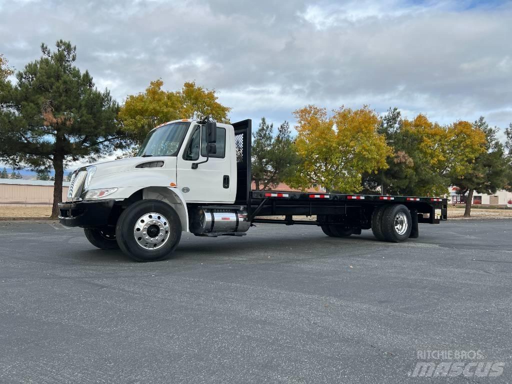International 4300 Tovornjaki s kesonom/platojem
