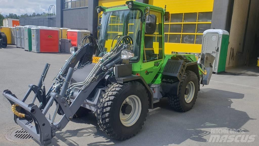 LM Trac 586 Kolesni nakladalci