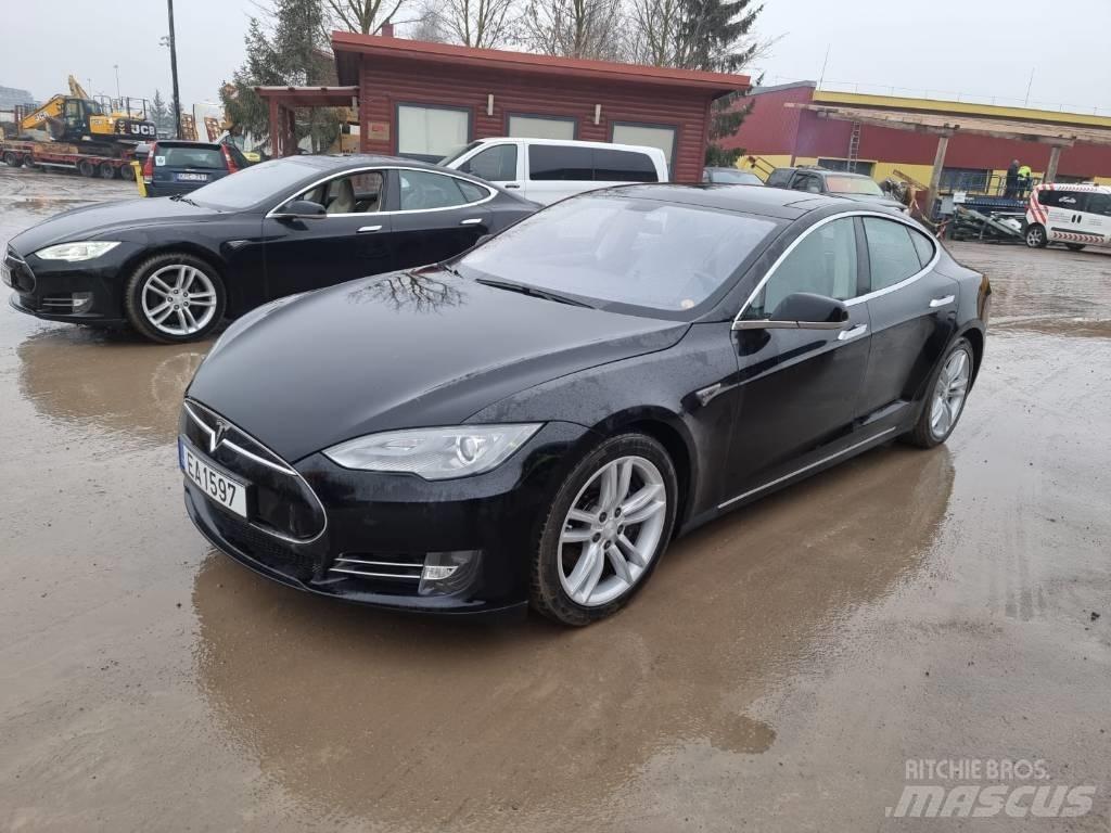 Tesla Model S P85D Avtomobili