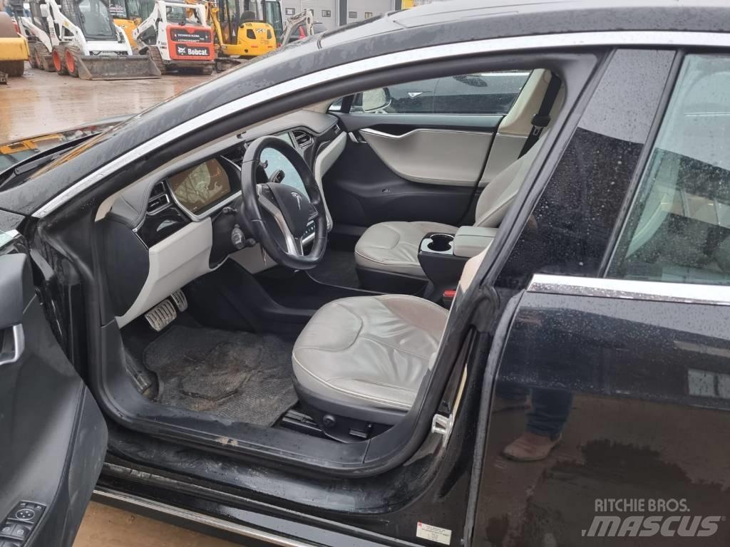 Tesla Model S P85D Avtomobili