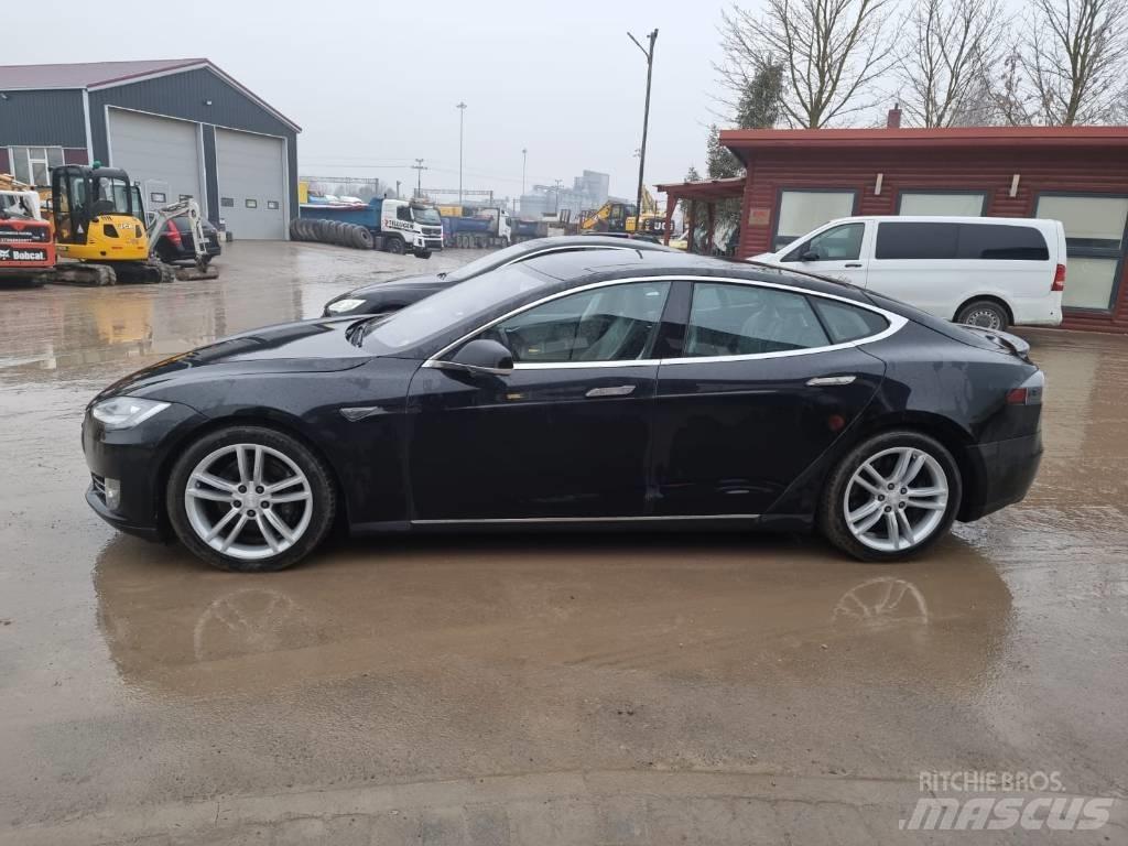 Tesla Model S P85D Avtomobili