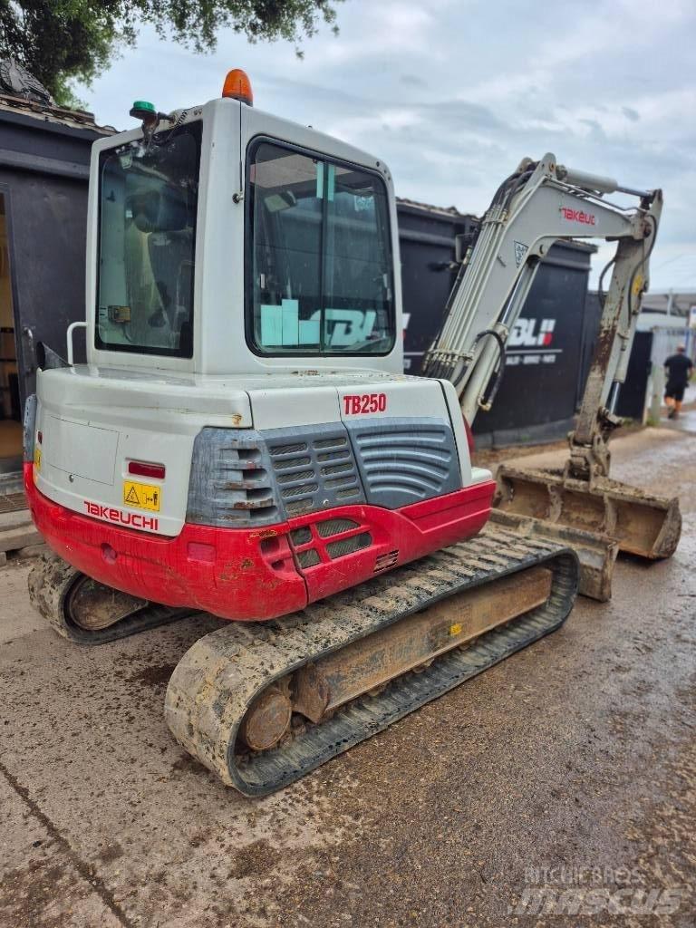 Takeuchi TB 250 Mini bagri <7t