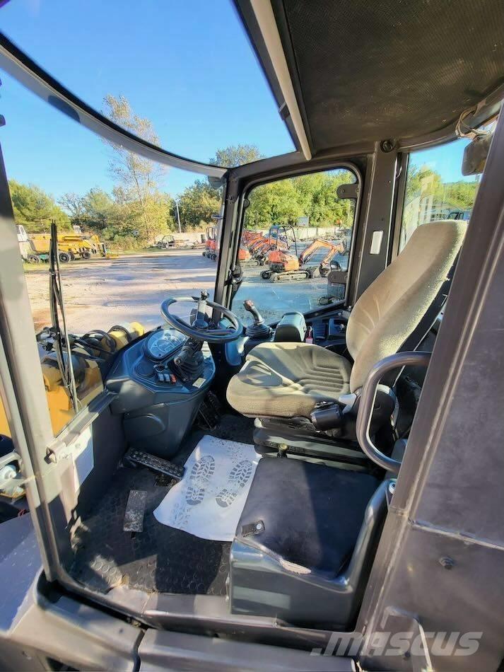 Mecalac AS 700 Kolesni nakladalci