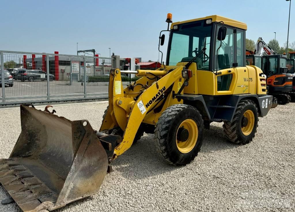 Komatsu WA 75 Kolesni nakladalci