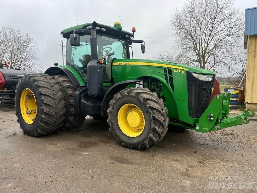 John Deere 8260R Traktorji
