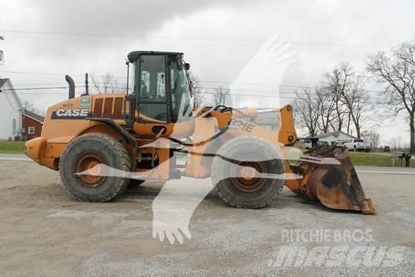 CASE 821E Kolesni nakladalci