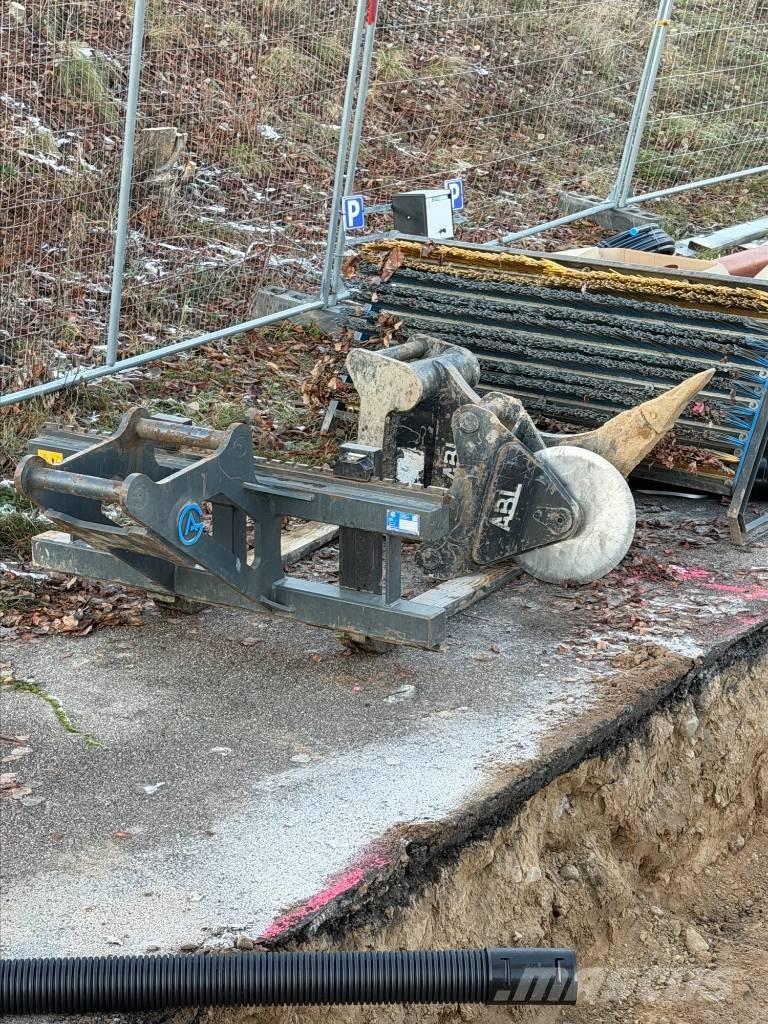 CAT M318 Bagri na kolesih