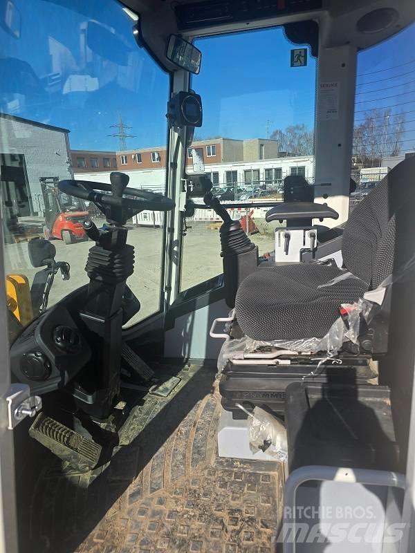 Avant 755 i Skid steer mini nakladalci