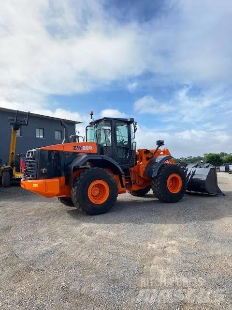 Hitachi ZW 220 Kolesni nakladalci