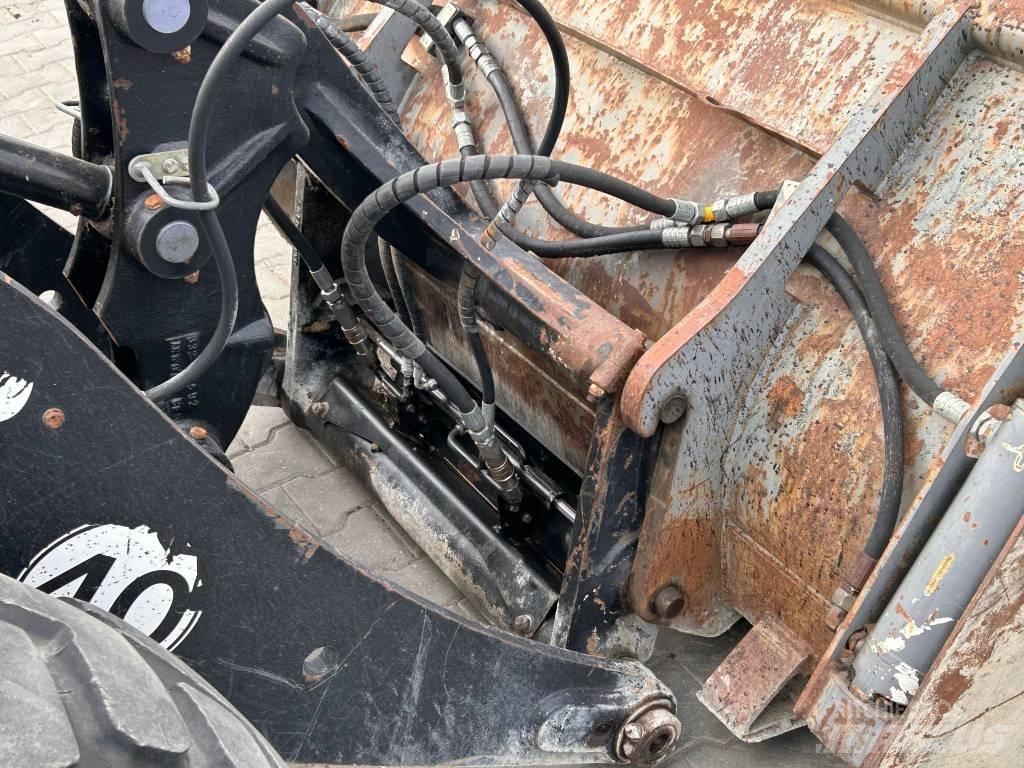 JCB 409 AGRI Kolesni nakladalci