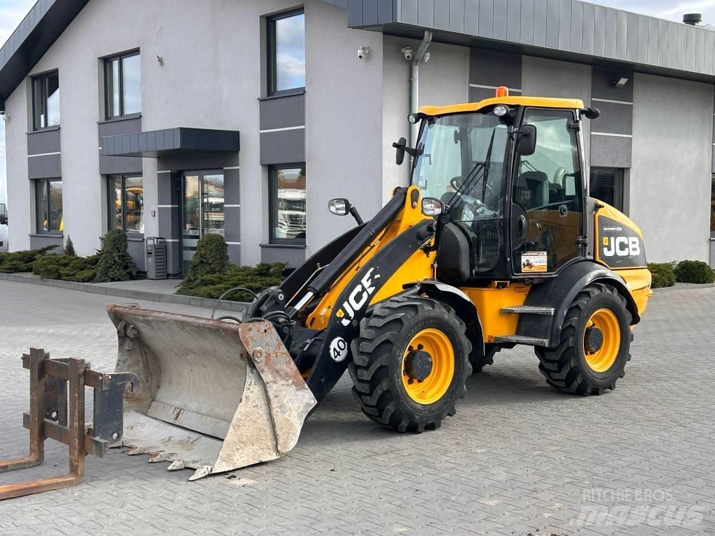 JCB 409 AGRI Kolesni nakladalci