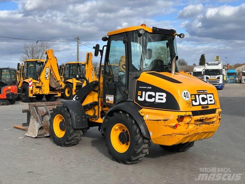 JCB 409 AGRI Kolesni nakladalci