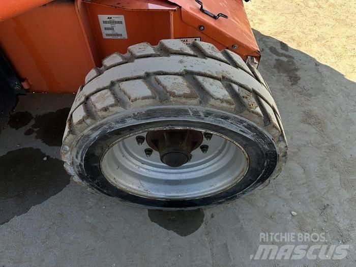 JLG E450AJ Druga dvigala in dvižne ploščadi