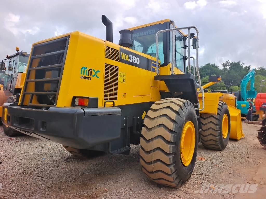 Komatsu WA 380 Kolesni nakladalci