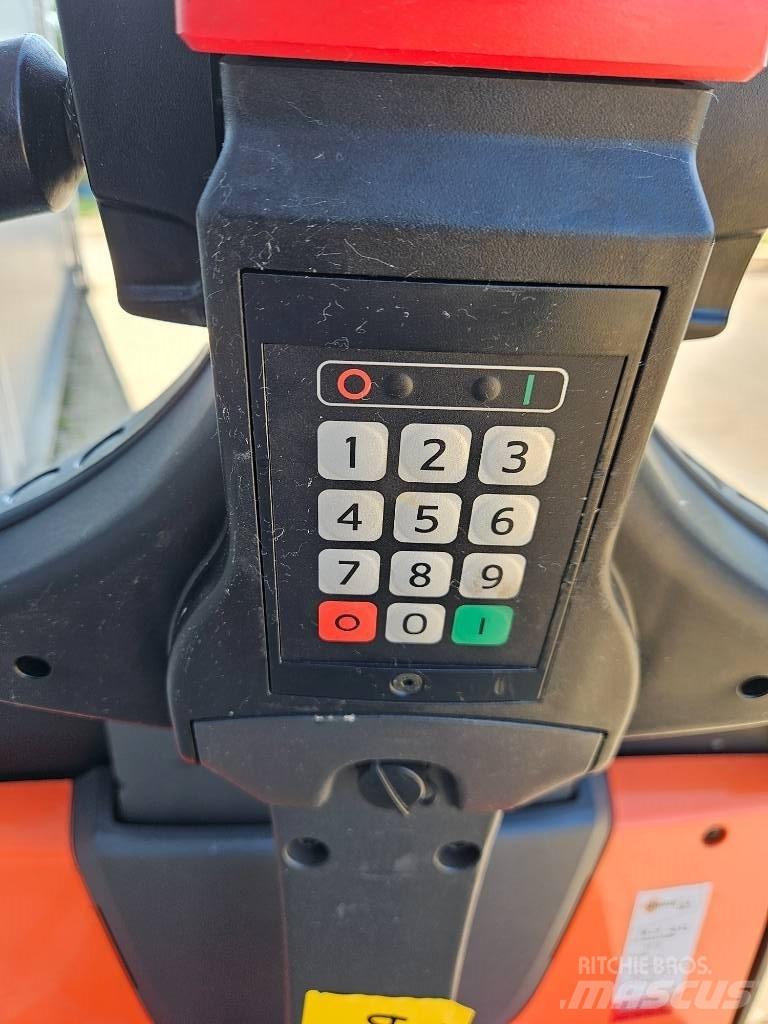 BT LWE 140 Električni nizko dvižni viličar
