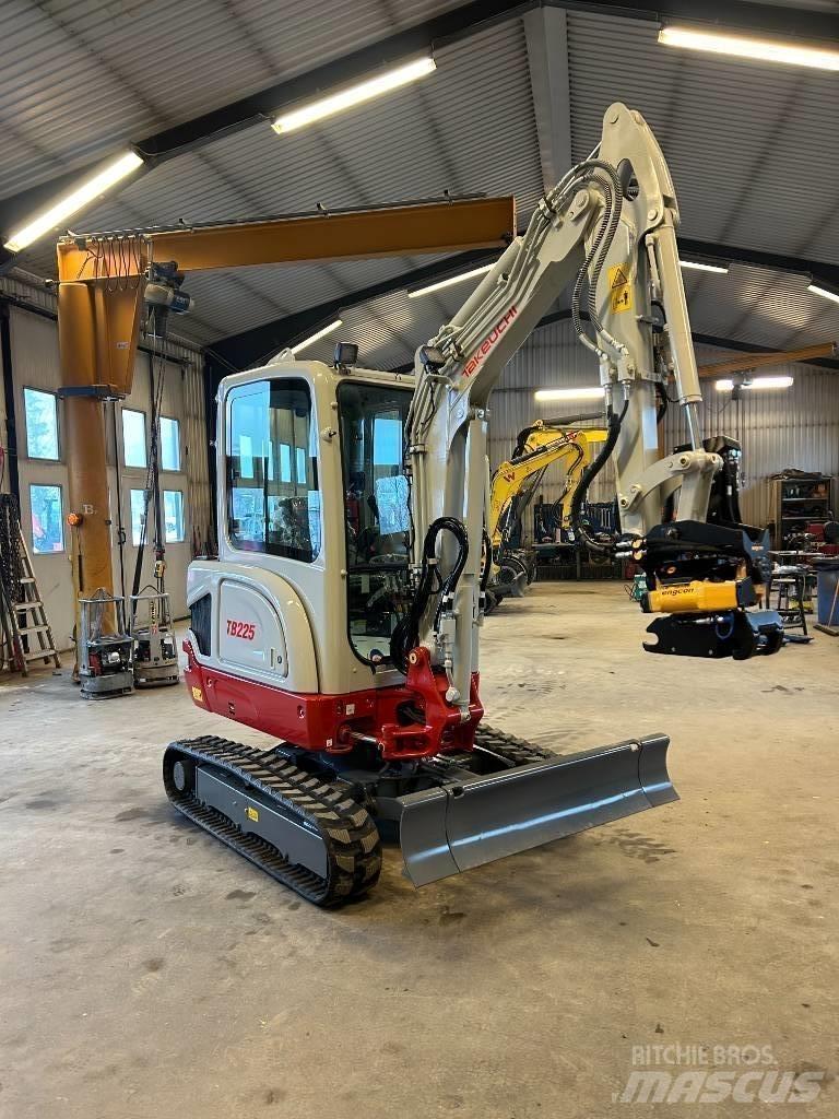 Takeuchi TB225 Mini bagri <7t