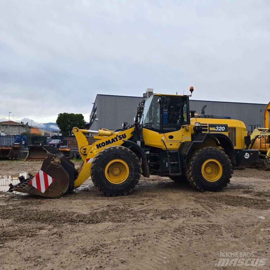 Komatsu WA320-8 Kolesni nakladalci